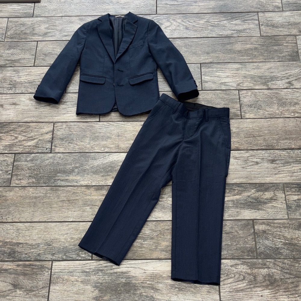 Boys navy blue suit size 8. Suit Jacket & Trousers. Dockers brand.
